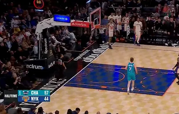 开云体育-半场:尼克斯以44-57落后黄蜂,麦克布莱德18分鲍尔12+5+5